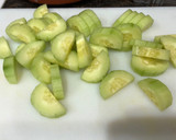 Foto del paso 3 de la receta: Muslo de pollo deshuesado sin piel a la plancha con ensalada