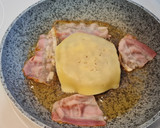 Foto del paso 9 de la receta: Hamburguesa de pollo al curry, cebolla caramelizada, queso-bacon