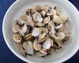 Foto del passaggio 2 della ricetta Riso Venere con Vongole e Gamberetti