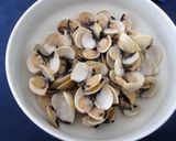 Foto del passaggio 2 della ricetta Riso Venere con Vongole e Gamberetti