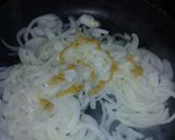Foto del paso 2 de la receta: Salchipapas con huevo al caballo y colchón de cebolla