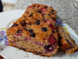 Budín de harina integral con banana y frutos rojos