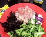 Foto langkah ke 1 dari resep Tumis ayam brokoli dan jamur pedas.