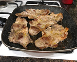 Foto del paso 7 de la receta: Chuletas de cerdo en salsa de cebolla y tomate a la plancha