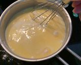 Foto del passaggio 3 della ricetta Pasta al forno con besciamella, mozzarella e piselli con pancetta e cipolla