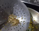 Foto langkah ke 7 dari resep Nasi Goreng Kunyit Teri Nasi.