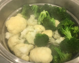 Foto del paso 1 de la receta: Gratín de brócolis y coliflor en salsa de atún