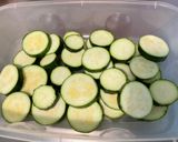 Une image de l'étape 5 de Courgettes et duo d’oignons grillés au zaatar et herbes aromatiques.