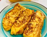 Hình bước làm 2 của món French toast - 2 Cách ăn sandwich với dâu tây cho bữa sáng nhanh gọn
