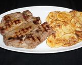 Foto del paso 5 de la receta: Chuletas de cerdo vetadas asadas a la plancha y chips de papas a la parmesana