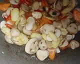 Foto langkah ke 3 dari resep Tumis jamur ceria.