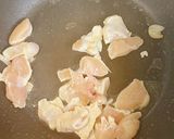 Hình bước làm 2 của món Ức gà xào nấm đông cô tươi - healthy cùng Chin