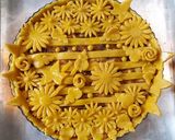 Foto langkah ke 7 dari resep Apple Pie Decorating.