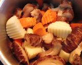 Hình bước làm 2 của món Nấm đông cô kho ngũ vị (bò kho chay)