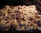 Habos, csokis, meggyes csiga recept fázis 23 fotója