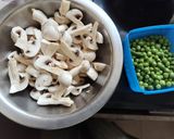 A picture of step 1 of Mushroom Matar.