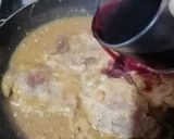 Foto del paso 3 de la receta: Cerdo en salsa de vino con arroz ajonjolí y ensalada