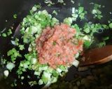 Foto del paso 7 de la receta Sopa de marisco congelado y fresco con fondo de cebolletas