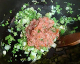 Foto del paso 7 de la receta: Sopa de marisco congelado y fresco con fondo de cebolletas