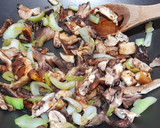 Foto del paso 2 de la receta: Salteado de pack choi y shiitake con huevo pochado