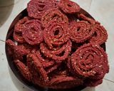 A picture of step 5 of Beetroot chakli (murukku).
