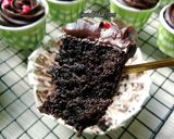 Gambar langkah 9 resipi Moist Chocolate Cupcake.