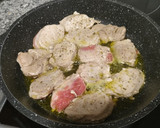 Foto del paso 2 de la receta: Solomillo en salsa de vino