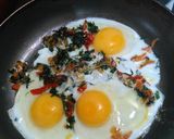 Foto del paso 2 de la receta: Huevos fritos a la provenzal y muzza repicantes