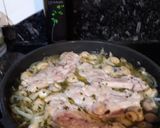 Foto del paso 2 de la receta Manitas de cerdo con cebolla y champiñones al vino blanco
