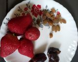 खजूर,स्टाॅबेरी चटणी (Khajur Strawberry Chutney Recipe In Marathi) रेसिपी स्टेप 1 फोटो 