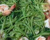 รูปขั้นตอนการทำที่ 4 ของ ผัดผักบุ้งฝอยใส่กุ้ง
