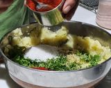 A picture of step 3 of Aloo paratha.