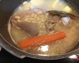 Foto del paso 6 de la receta: Judías blancas con oreja de cerdo y compango asturiano