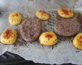 Foto del paso 5 de la receta: Hamburguesas al grill doble con patatas asadas