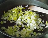 Une image de l'étape 1 de Poêlée de tofu au poireau et aux champignons de Paris.
