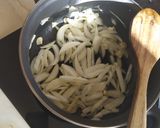 Foto del paso 1 de la receta Sopa de champiñones y cebolla