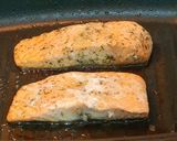 Foto langkah ke 2 dari resep Salmon with Hollandische Sauce.