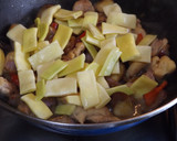 Foto del paso 3 de la receta: Wok de pollo con judías amarillas y pimiento rojo al garam masala