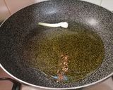Foto del passaggio 2 della ricetta Linguine all acciughe, pesto di basilico, burrata e pistacchi con acciughe croccanti