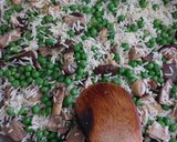 Foto del passaggio 5 della ricetta Riso basmati, piselli, funghi e uova