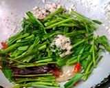 รูปขั้นตอนการทำที่ 2 ของ ผัดผักบุ้งไก่สับ