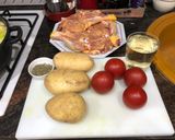 Foto del paso 1 de la receta: Pollo al horno con patatas panaderas y tomate asado