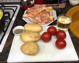 Foto del paso 1 de la receta: Pollo al horno con patatas panaderas y tomate asado