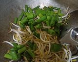 Foto langkah ke 2 dari resep Tumis Tauge Bunga Bawang.