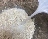 A picture of step 2 of Banana overnight oats topping with blueberry.
