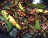 Foto del paso 3 de la receta: Salteado de champiñones, pimiento verde y aguacate con bacon