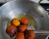 A picture of step 5 of Gulab jamun cheese cake.