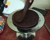 2 टायर किट कैट गेम्स चॉकलेट केक रेसिपी चरण 10 फोटो
