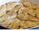 Foto del paso 3 de la receta: Solomillitos de pollo a la naranja sanguina y vino blanco