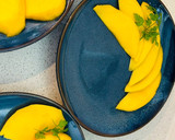 Foto del paso 1 de la receta: Foie gras crudo a la plancha con mango y reducción de vinagre balsámico